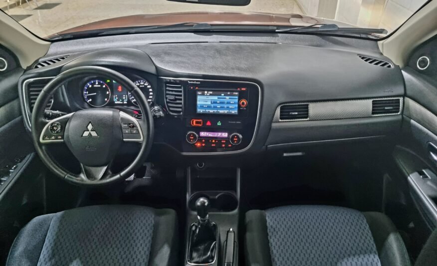 MITSUBISHI Outlander 220 DID Motion 4WD 7 plazas