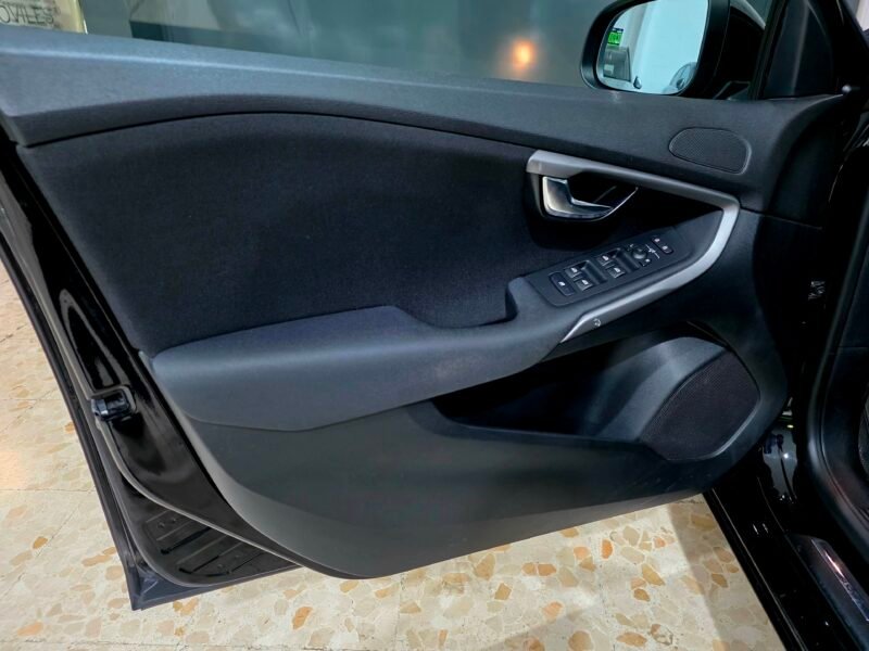 VOLVO V40 2.0D2