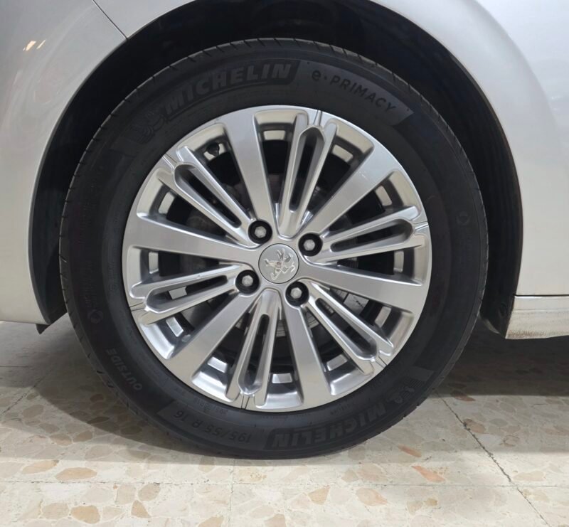 PEUGEOT 208 Style